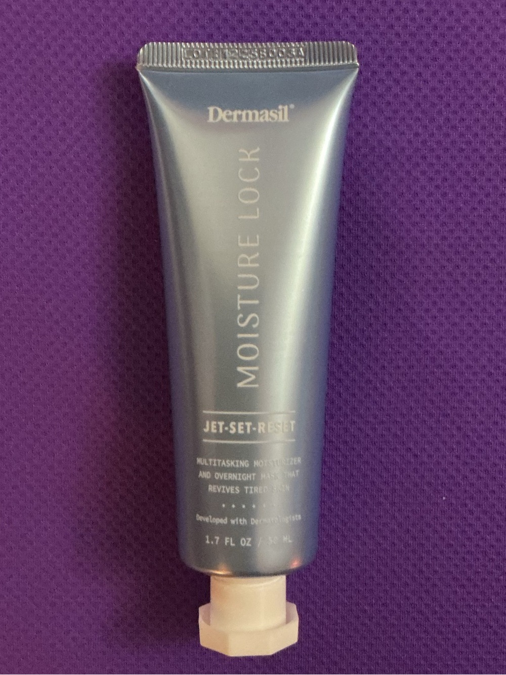 Moisture Lock Jet-Set Reset Hydrating Cream — Silver-Blue